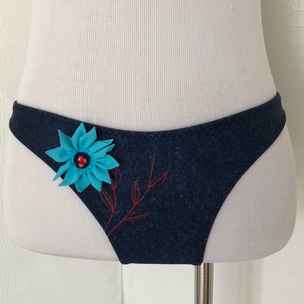 JUST A BLUE BOTTOM.